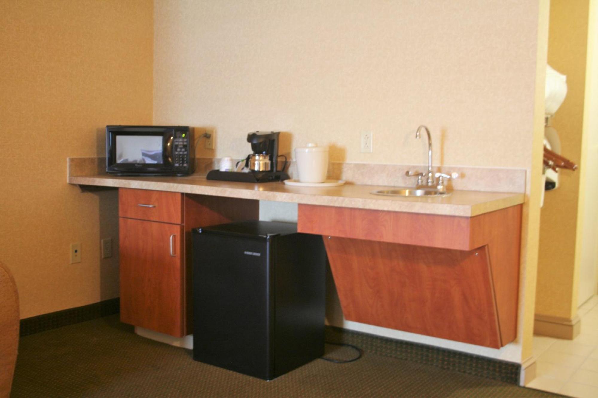 Holiday Inn Express Hotel & Suites Drums-Hazelton By Ihg Экстерьер фото